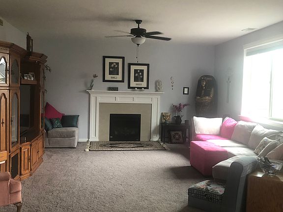Gas fireplace in LR