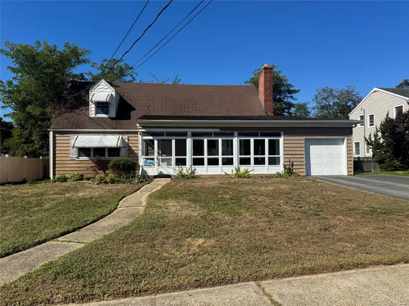 7 Amherst Place, Massapequa, NY 11758