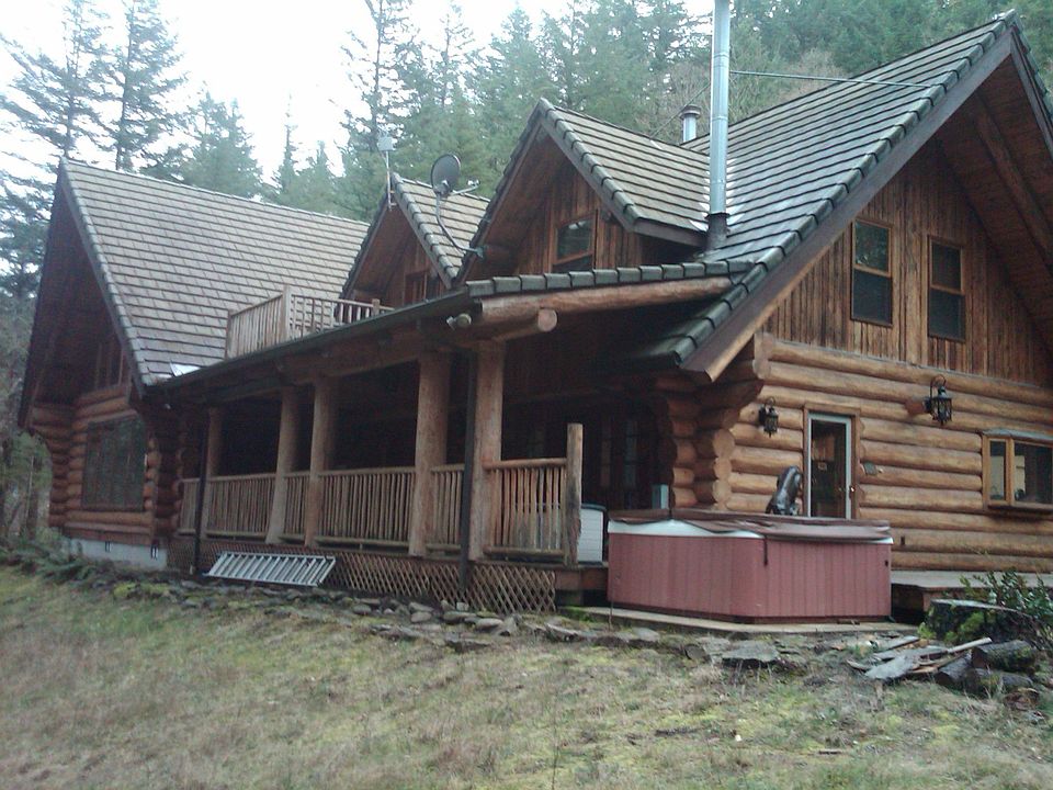 Huge porch & hot tub