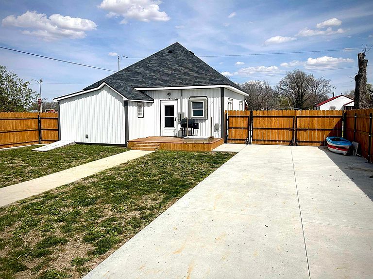 Listing photo 2