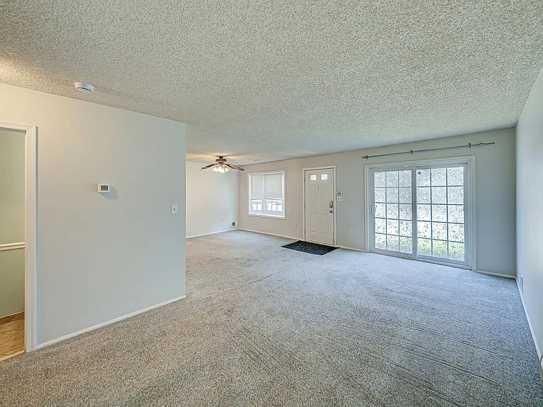 96 Versailles Ct — Photo 15