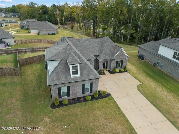 1762 Benton Dr, Nesbit, MS 38651