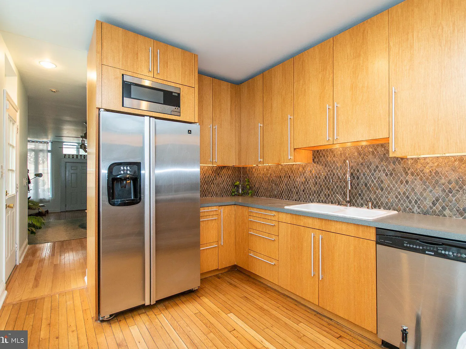3 bed, 4.0 bath, 2500 sqft, $3,800 — Photo 4