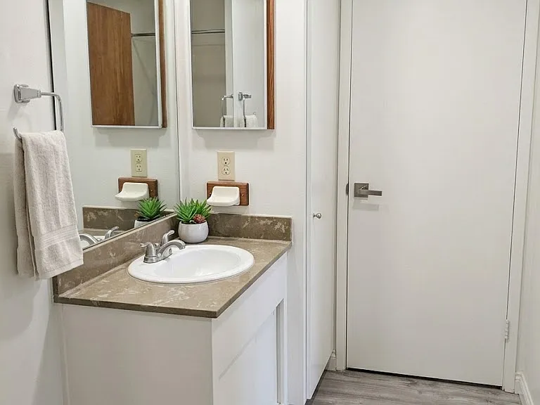 2 Commodore Dr — Photo 6