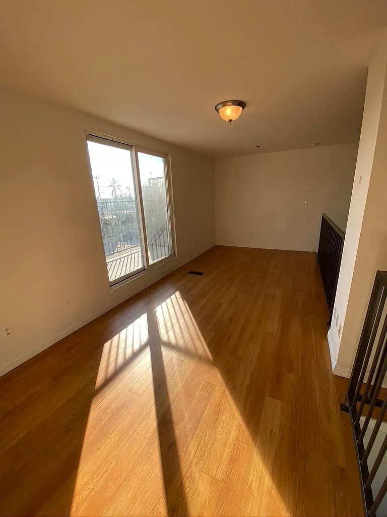 811 N Hayworth Ave — Photo 3