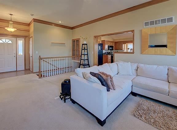 5th image of 215 NE Lamplighter Ln