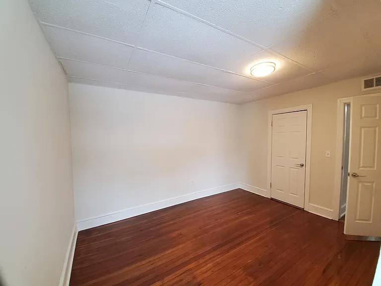 317 William St — Photo 9