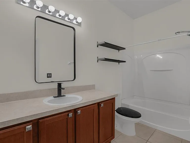740 Ashworth Overlook Dr #B — Photo 22