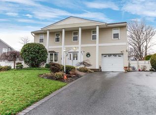 64 Wesleyan Rd, Smithtown, NY 11787