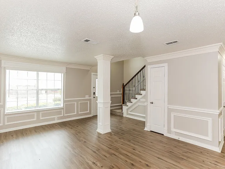 7027 Glenshire Dr — Photo 4