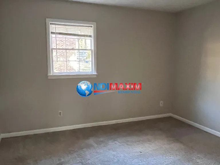 2082 Windsor Ln — Photo 10
