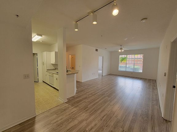 4th image of 5548 Metrowest Blvd Building 109-6