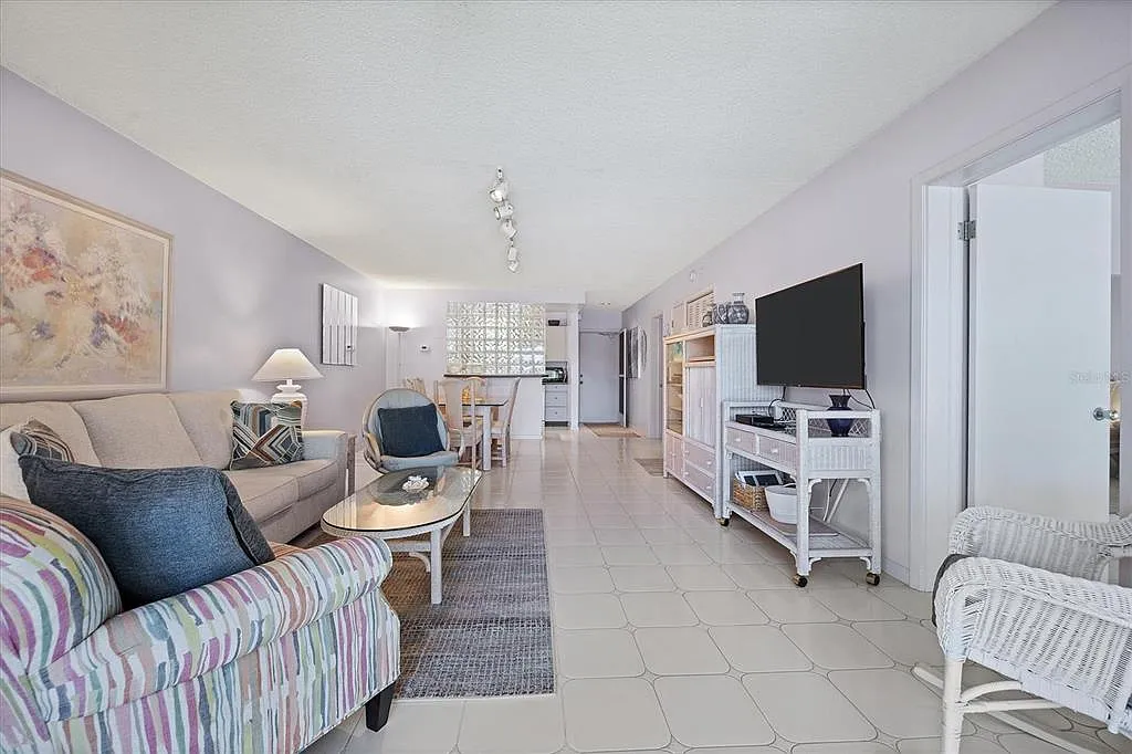 2 bed, 2.0 bath, 1034 sqft, $5,500 — Photo 3