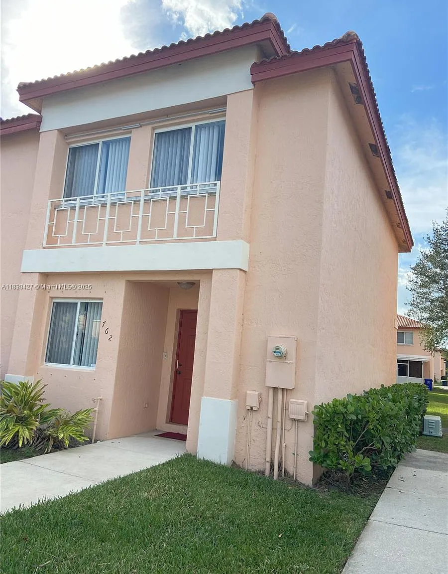 3 bed, 1361 sqft, $2,950 — Photo 2