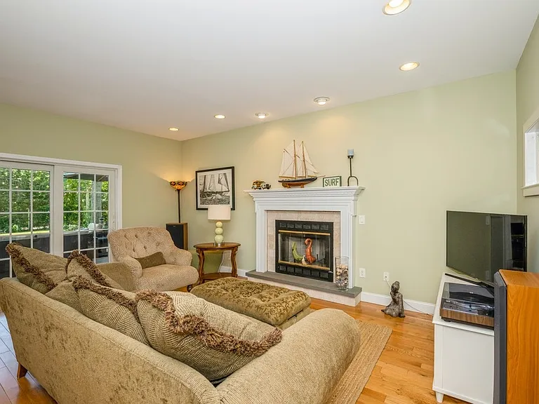 27 Lamb Ave — Photo 6