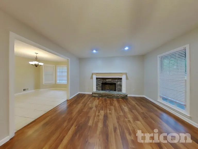 649 Stratford Dr — Photo 3