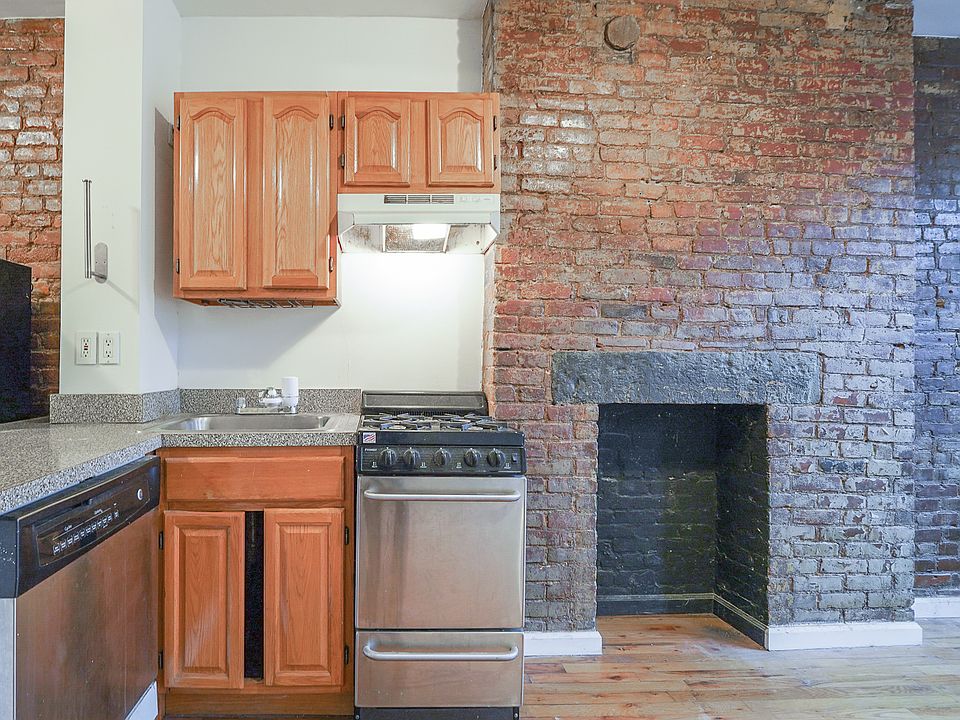 2nd image of 267 E 10th St APT 5