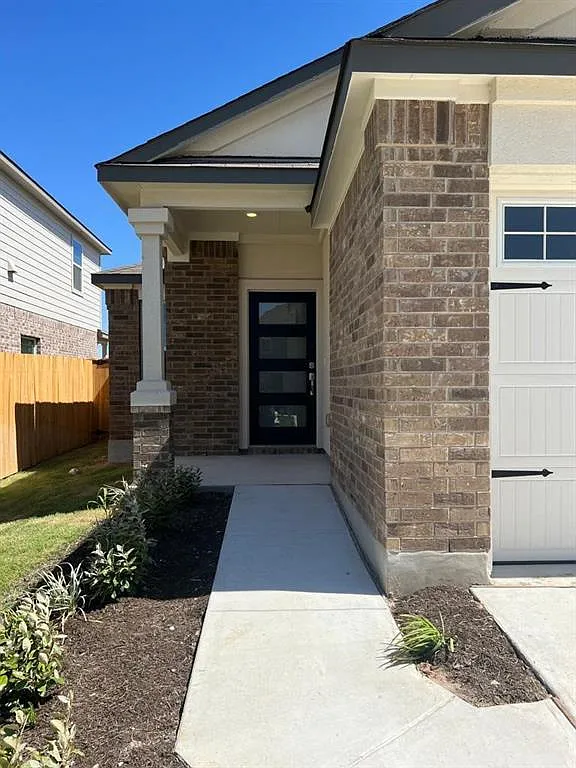 3 bed, 2.0 bath, 1461 sqft, $1,925 — Photo 2