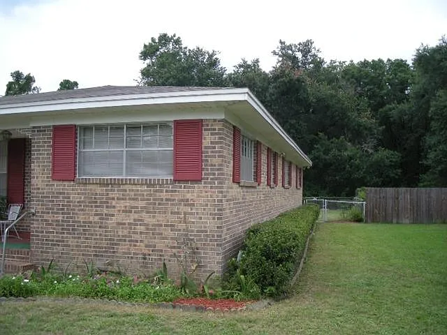 1024 Sawyer St — Photo 3