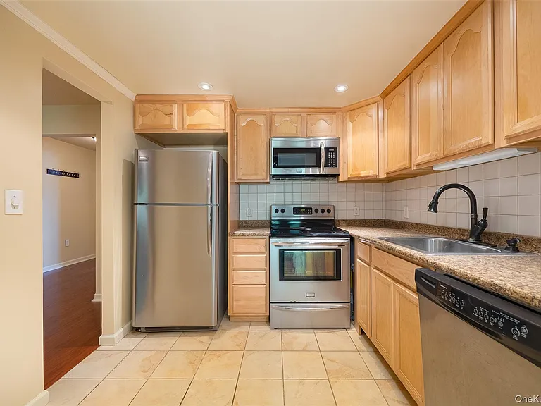 19 Scarborough Ln #A — Photo 2