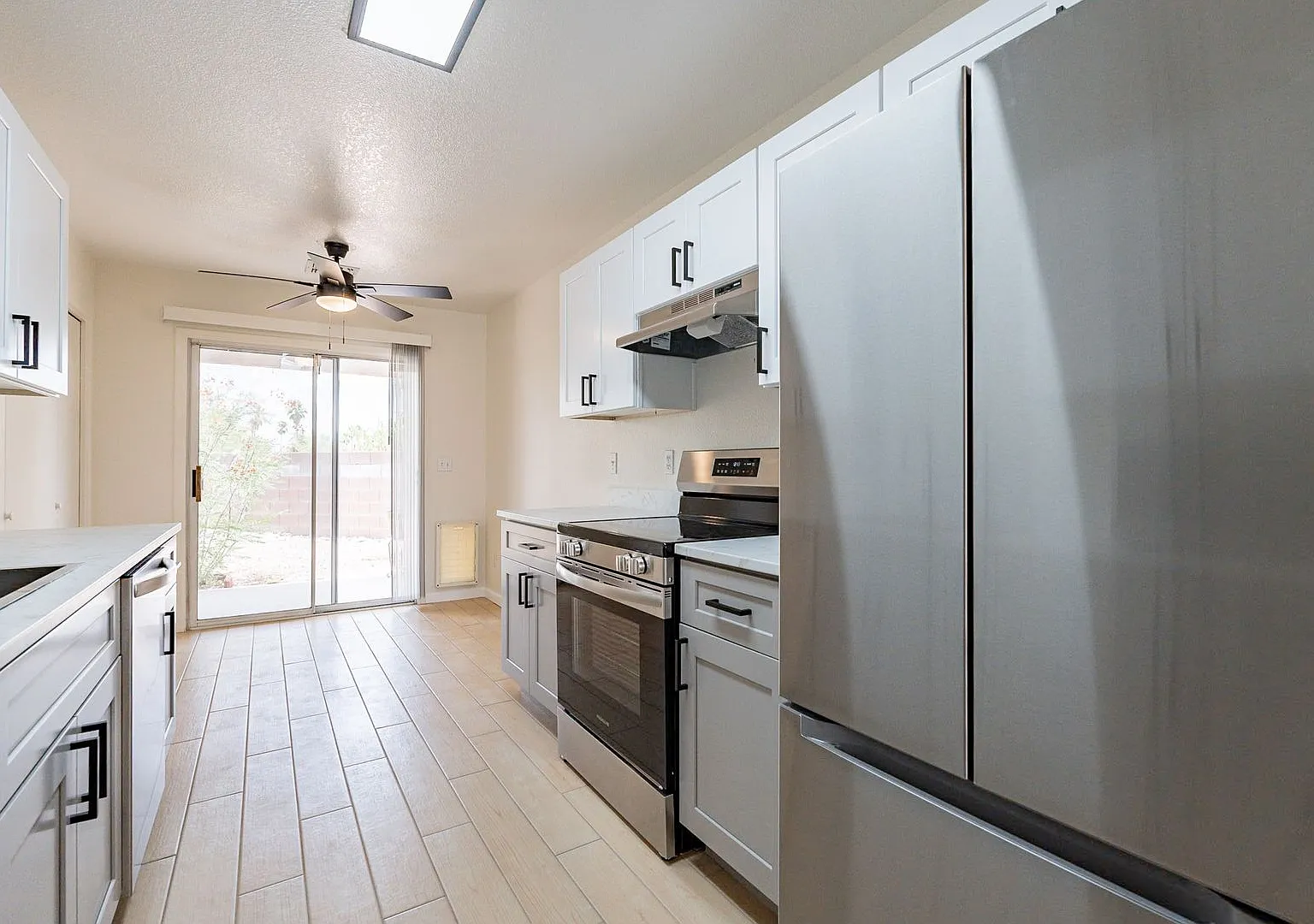 Modern East Tucson Sanctuary: 3BR with Wood Floors & Private Fenced Yard — Photo 2