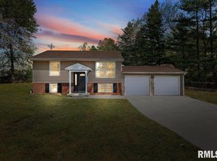 18658 Blackhawk Dr, Girard, IL 62640