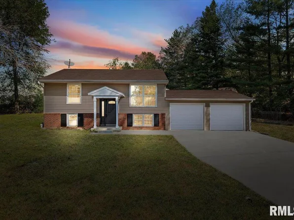 18658 Blackhawk Dr, Girard, IL 62640