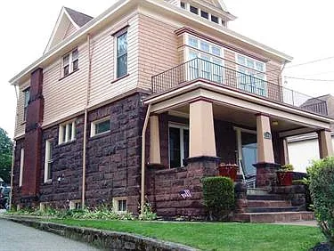 206 Oak St photo 1