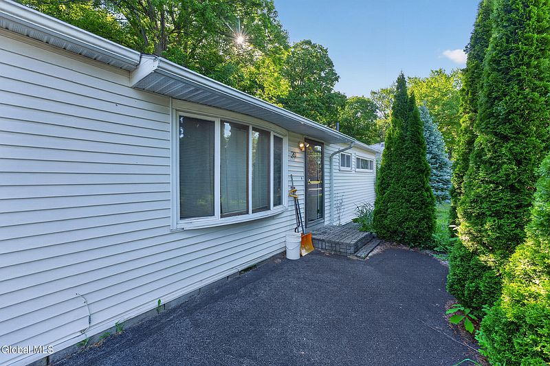 3rd image of 20 Winslow Drive