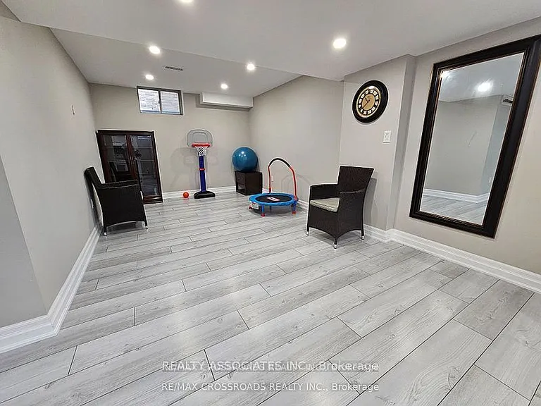 35 Cutts Cres — Photo 23