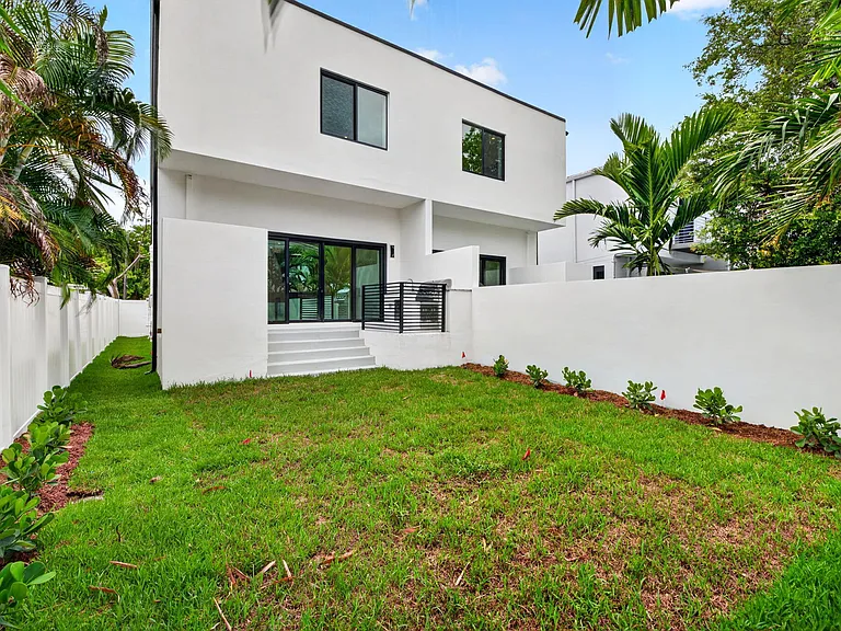 507 SW 11th St — Photo 56