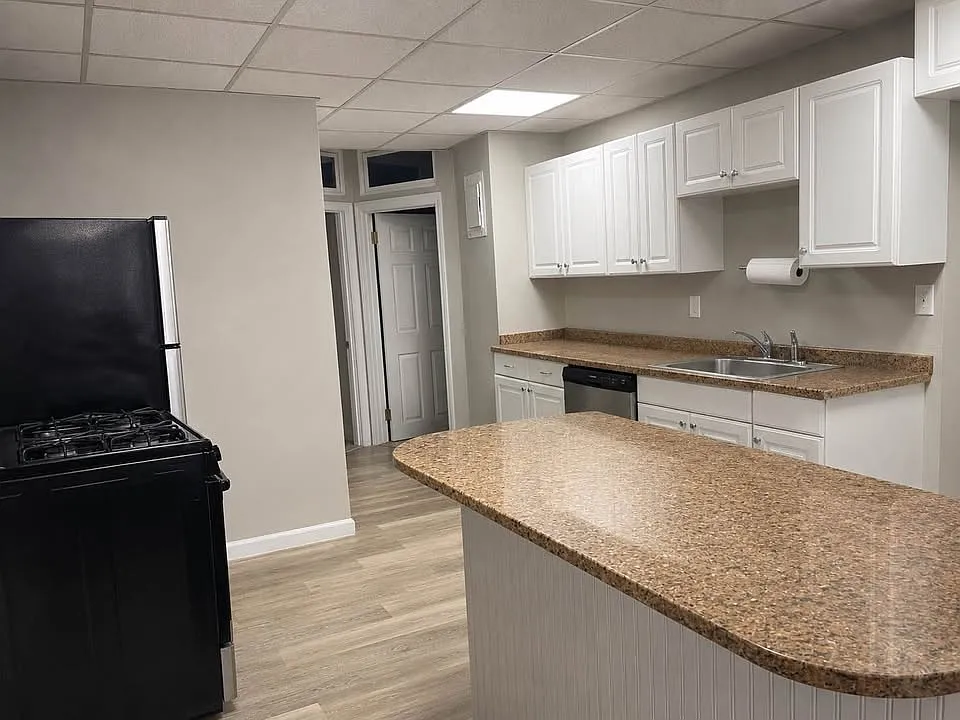 3 bed, 9999 sqft, $3,900 — Photo 3