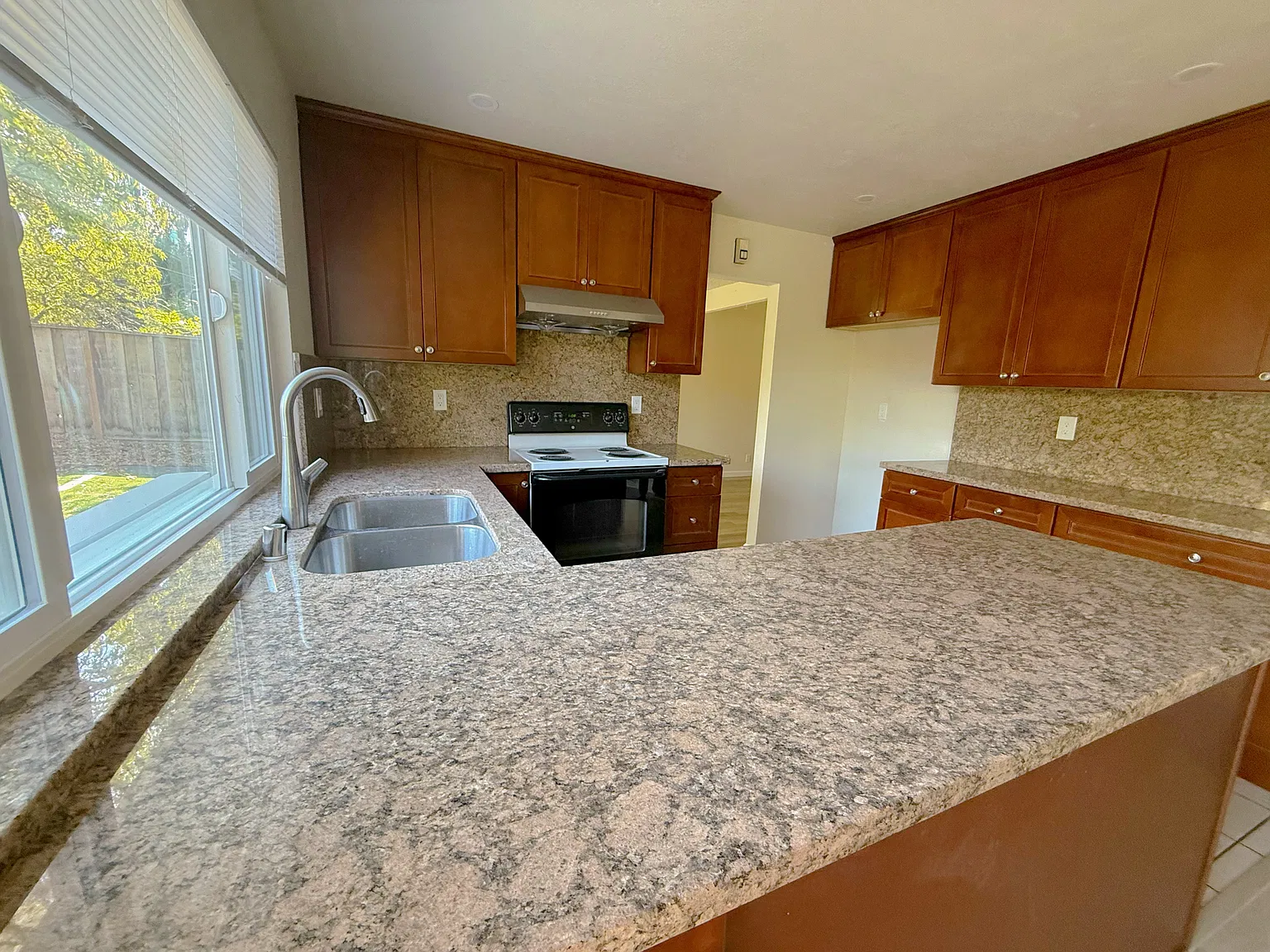 4 bed, 2.5 bath, 1842 sqft, $4,200 — Photo 4