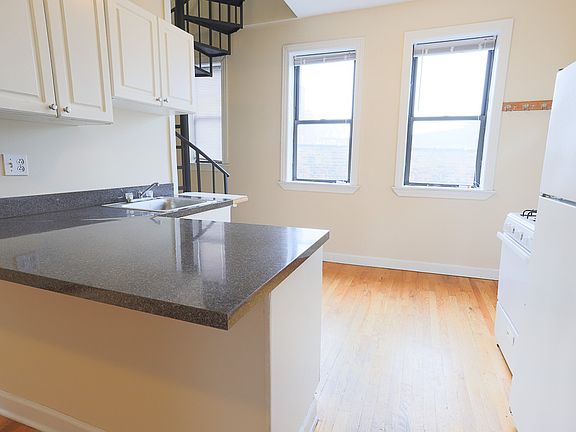 4th image of 633 W Oakdale Ave #41701