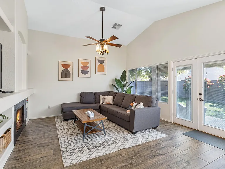 559 W Scott Ave — Photo 28