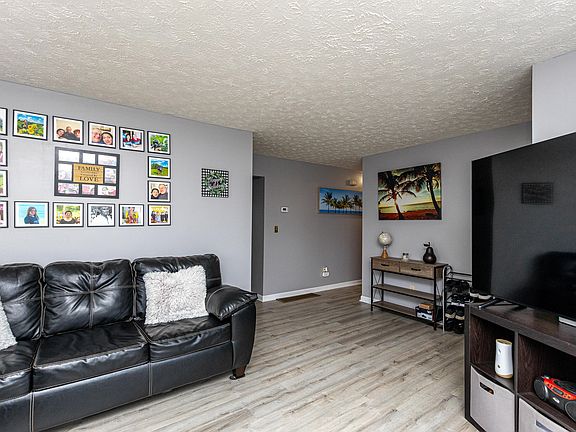5th image of 623 Wren Ave