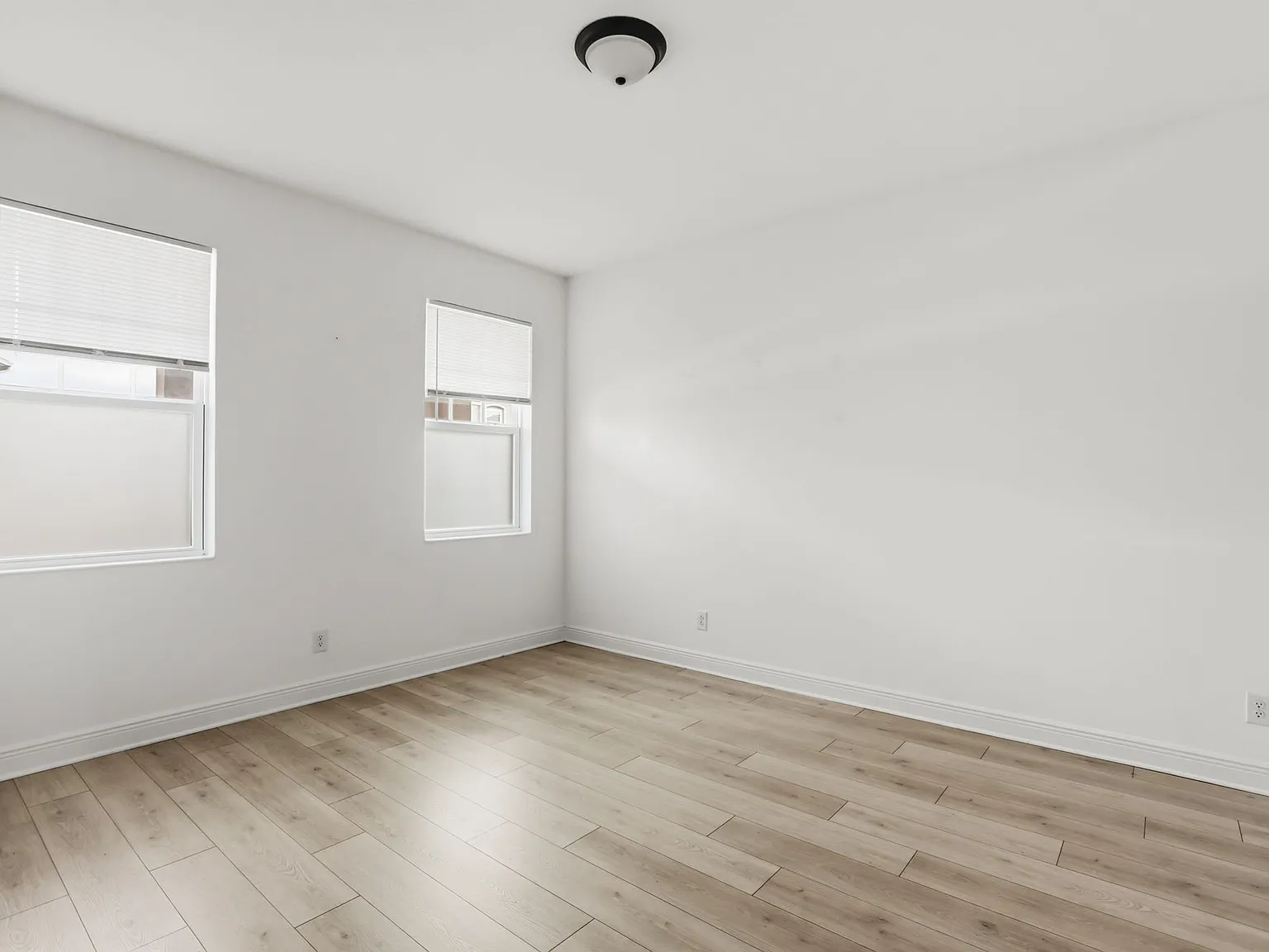 5 bed, 3300 sqft, $3,700 — Photo 2