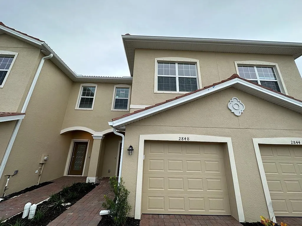 3 bed, 2.5 bath, 1879 sqft, $2,299 — Photo 4