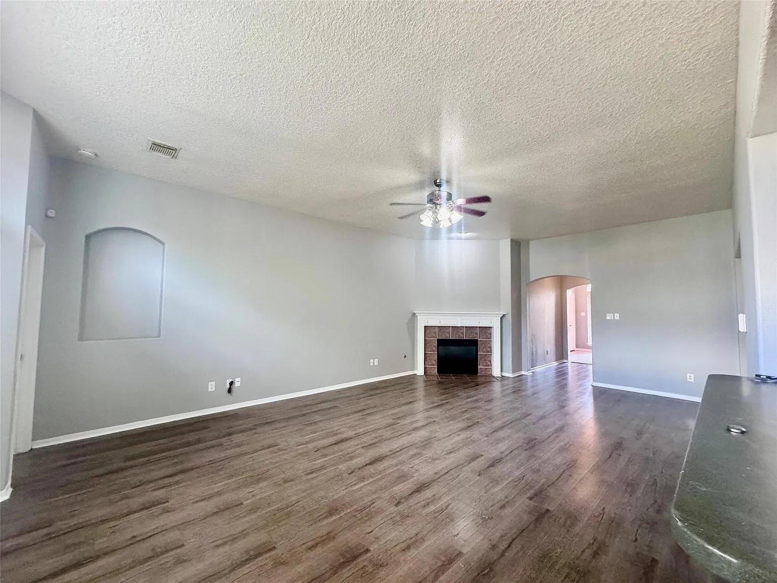 4 bed, 2.0 bath, 2299 sqft, $2,200 — Photo 2