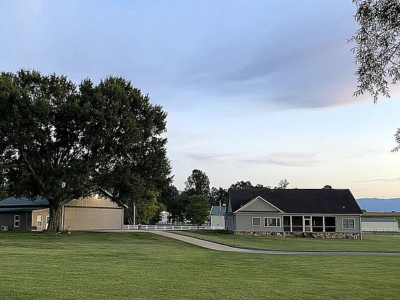 Hangar w/ 13.5'x21.5 add on