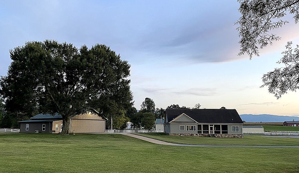 Hangar w/ 13.5'x21.5 add on