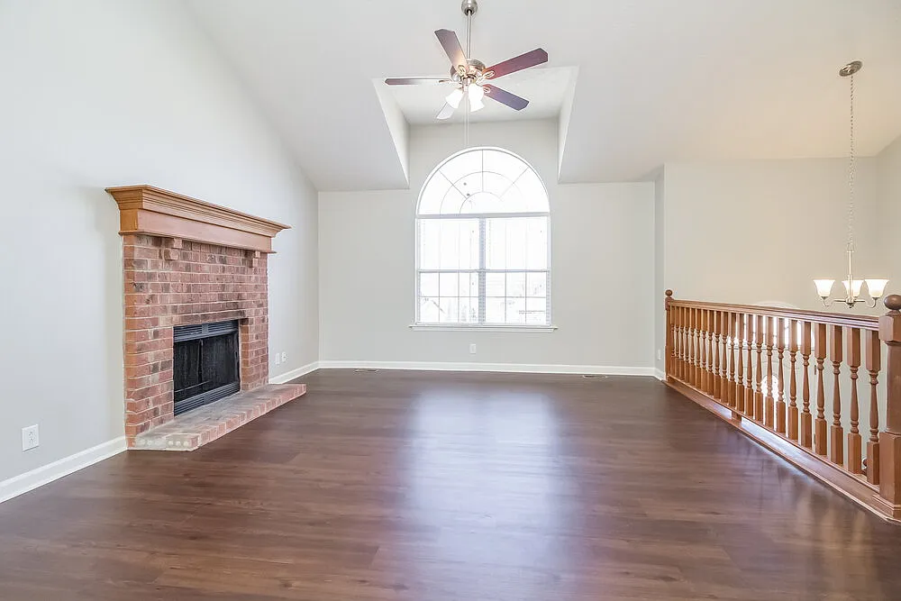3 bed, 2.5 bath, 1908 sqft, $2,135 — Photo 2