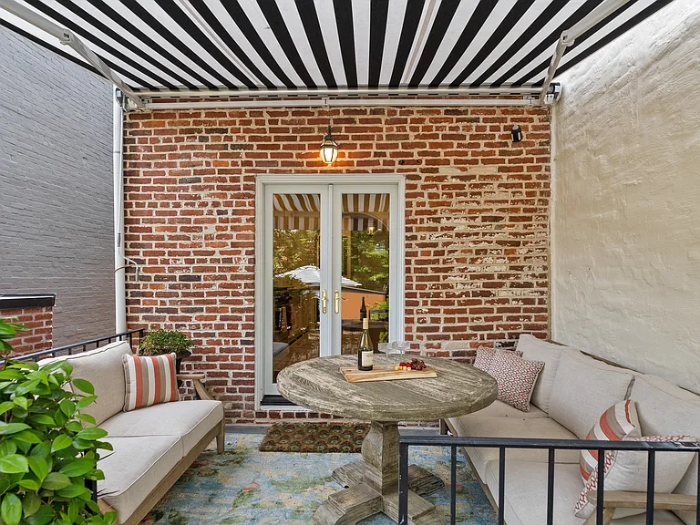 1063 Thomas Jefferson St NW — Photo 11