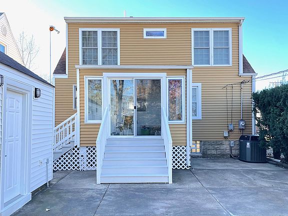 4th image of 9135 Newcastle Ave