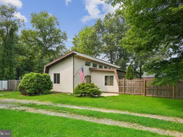 566 Hartford Rd, Mount Laurel, NJ 08054