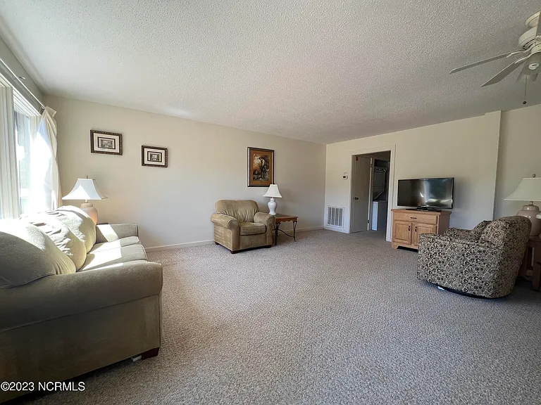 207 Foxkroft Dr — Photo 14