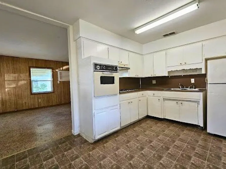 1216 E Myrtle St — Photo 8