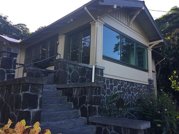 Front of the house facing the street/ocean