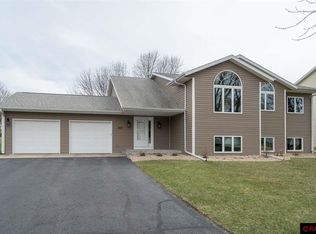 2324 Northridge Dr, North Mankato, MN 56003