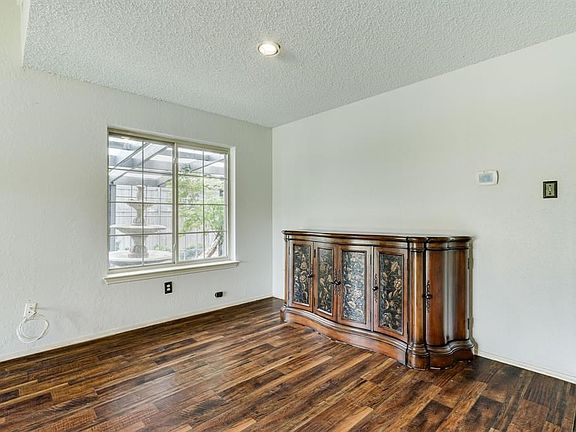 2nd image of 2416 Majestic Dr